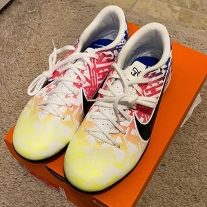 NWT Nike Vapor 13 Academy women’s 6 soccer shoes